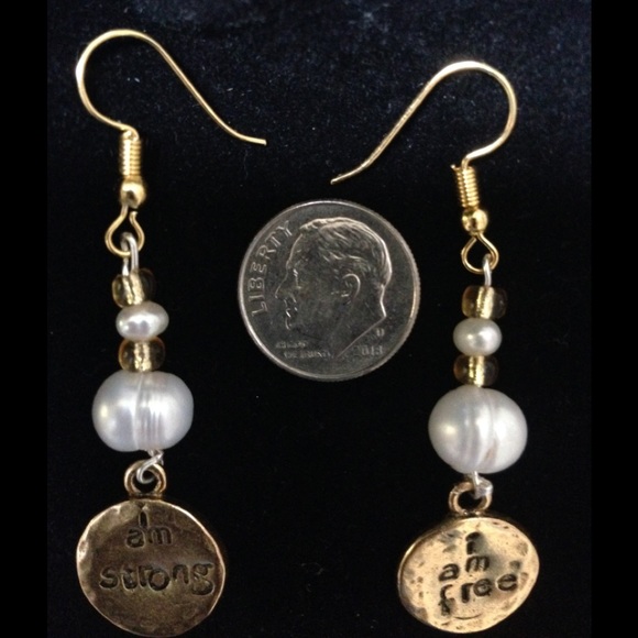 NWT Goldtone and Freshwater Pearl Earrings - Picture 2 of 3